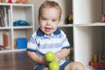 Sviluppo delle capacità motorie fini per un bambino piccolo