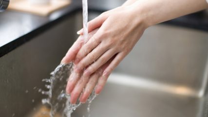 Cosa succede se smetti di lavarti le mani