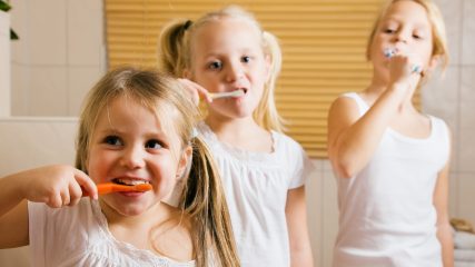 Come insegnare a un bambino a usare uno spazzolino da denti e quale pennello scegliere