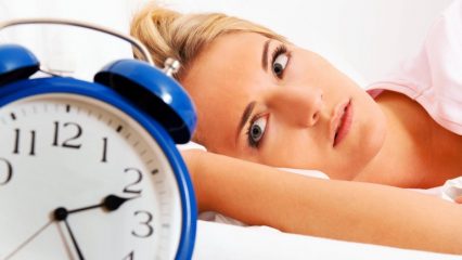 8 modi e consigli su come addormentarsi velocemente, consigli per chi soffre di insonnia.