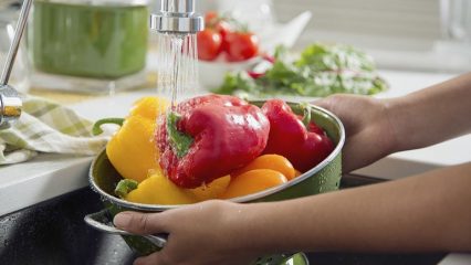 Frutta e verdura, se è necessario lavare i prodotti dal negozio e come farlo nel modo giusto.