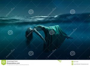 donna-che-galleggia-sotto-l-acqua-50176128