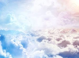 29613165-sopra-le-nuvole-fantastico-sfondo-con-nuvole-e-cime