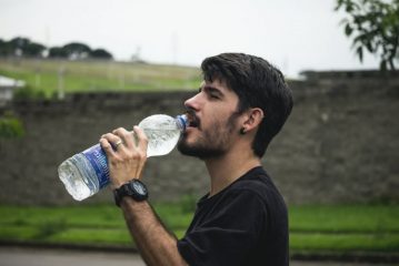 Quanti litri di acqua devi bere al giorno, la norma per adulti e bambini