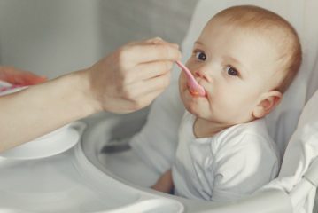 Quali alimenti non dovrebbero essere somministrati ai bambini di età inferiore a 1 anno