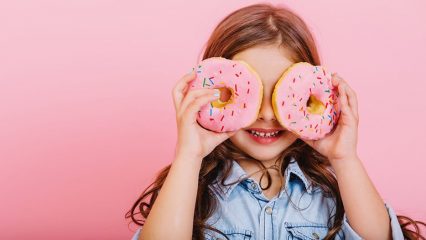 Perché i bambini non dovrebbero mangiare dolci e cioccolatini.