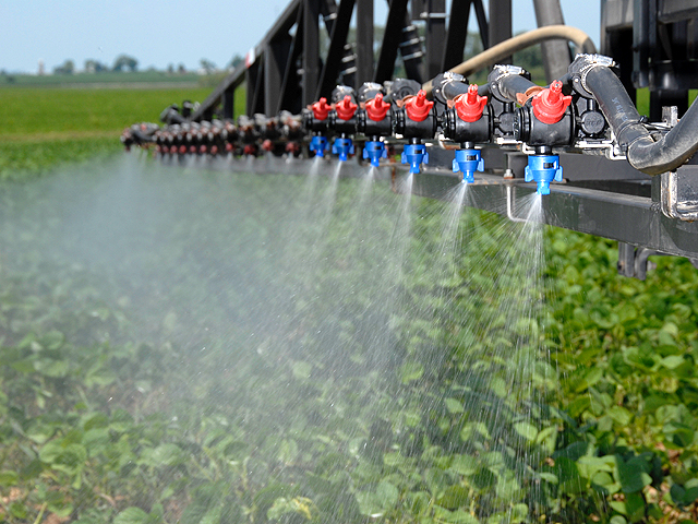 x0118 Spraying Dicamba on Soybeans