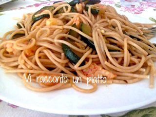 Spaghetti di cereali ai gamberetti e zucchine
