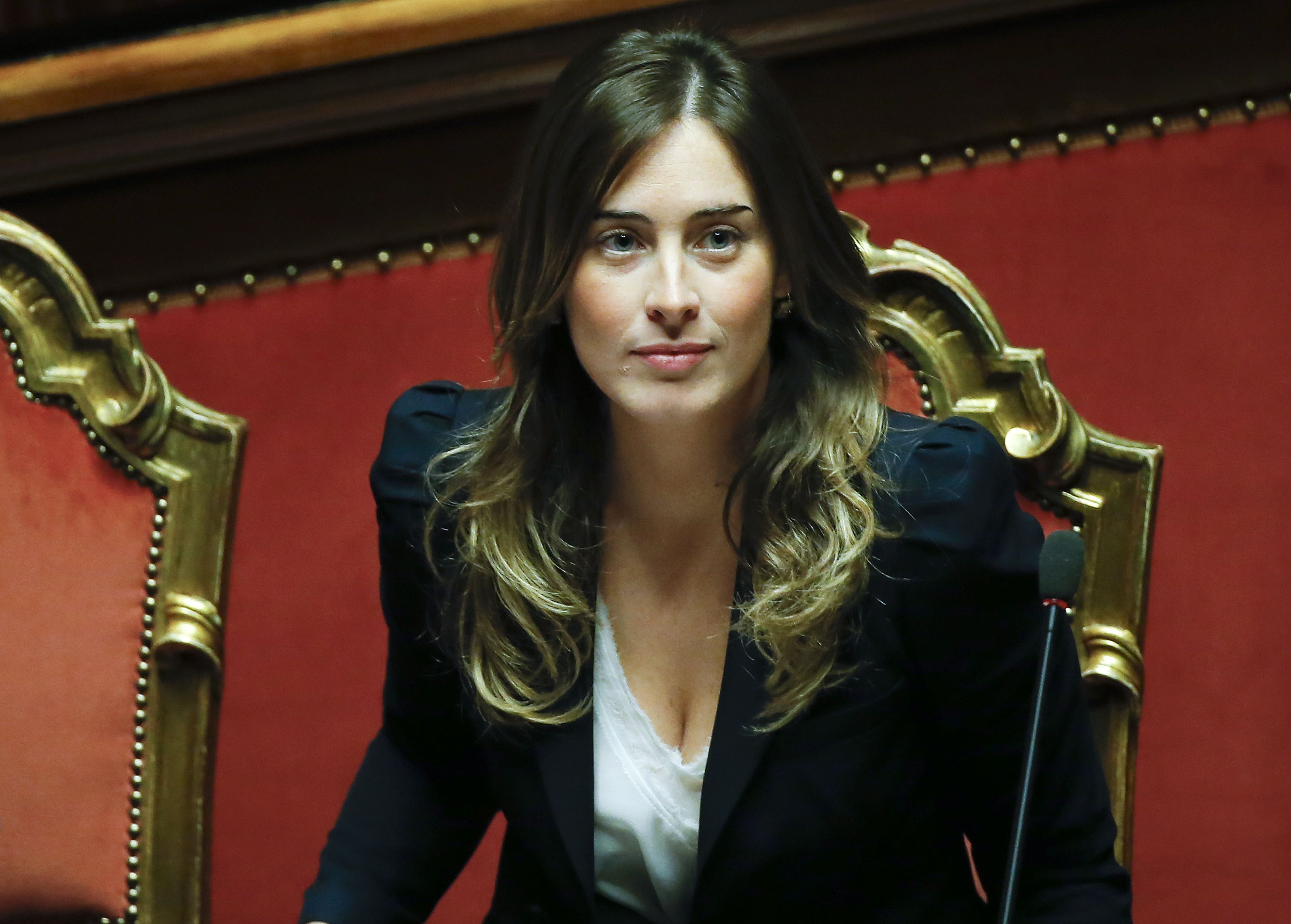 Compra una pagina di giornale per dire grazie alla Boschi. Ma chi è il 