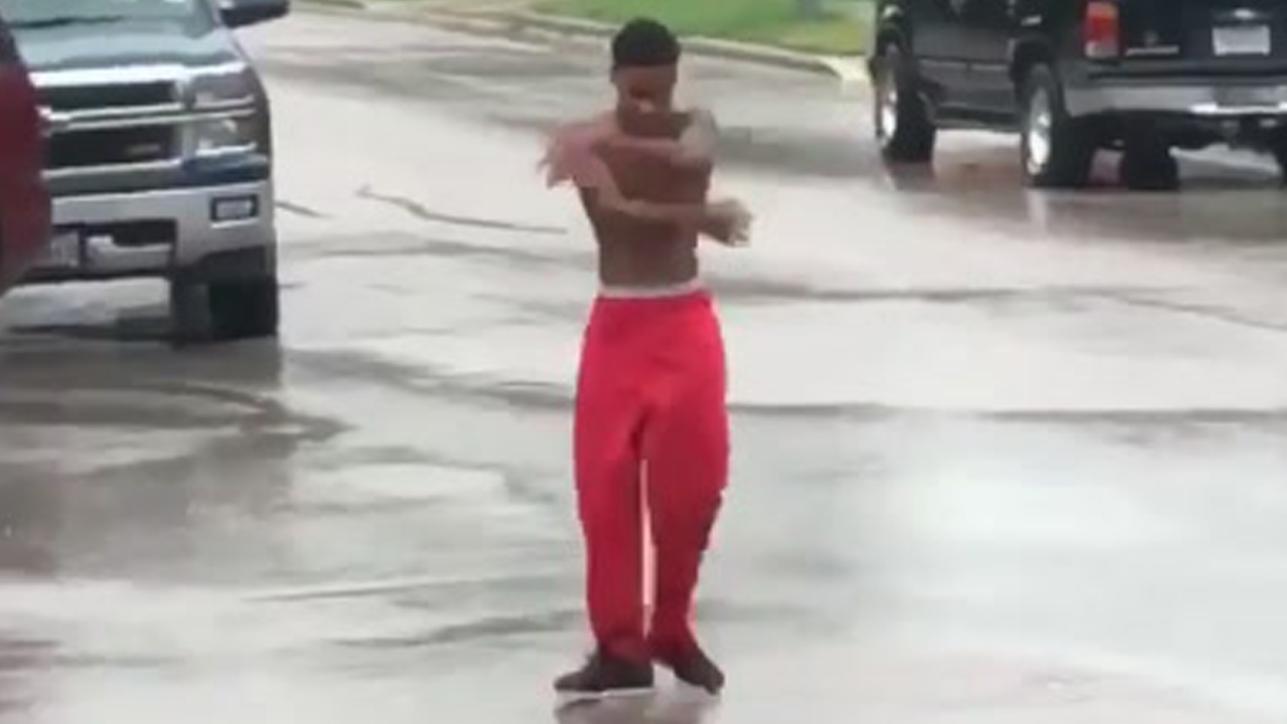 La spettacolare danza di un ragazzo durante l’uragano Harvey