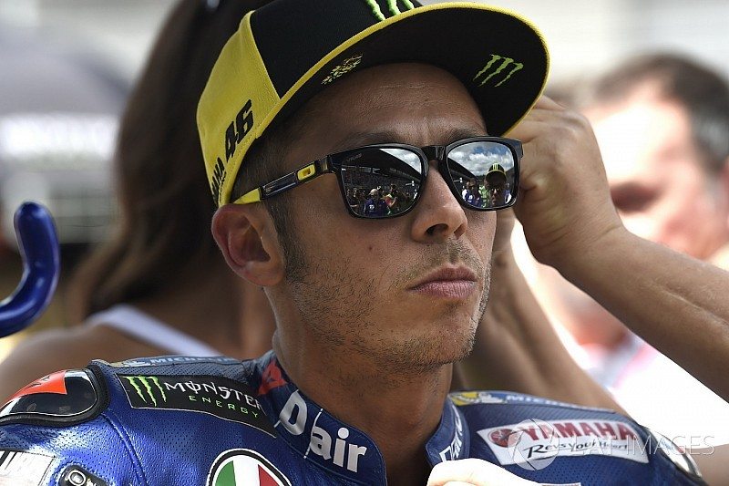 Valentino Rossi, incidente in moto: fratture e ricovero in ospedale