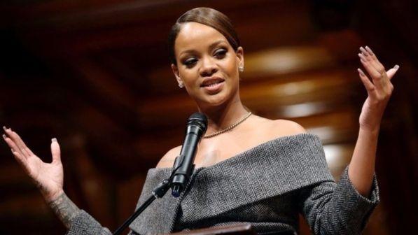 Rihanna premiata ad Harvard per il suo impegno umanitario