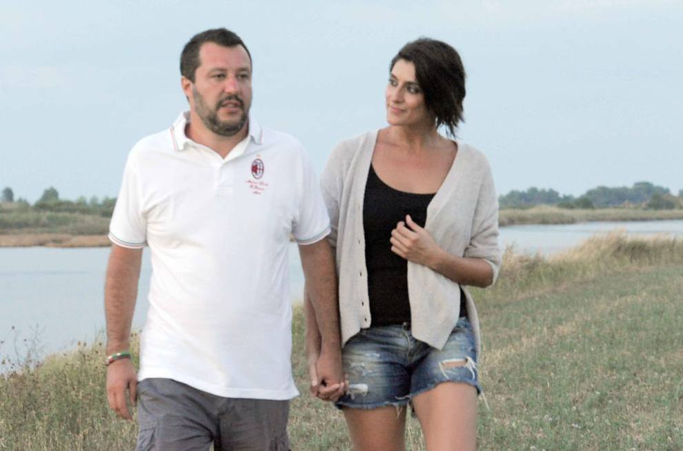 Elisa Isoardi, dedica d'amore a Matteo Salvini. La polemica dei fan: «Vi sembra il momento?»