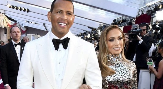 Jennifer Lopez, il consiglio alle donne: «Gli uomini al di sotto dei 33 anni sono inutili»