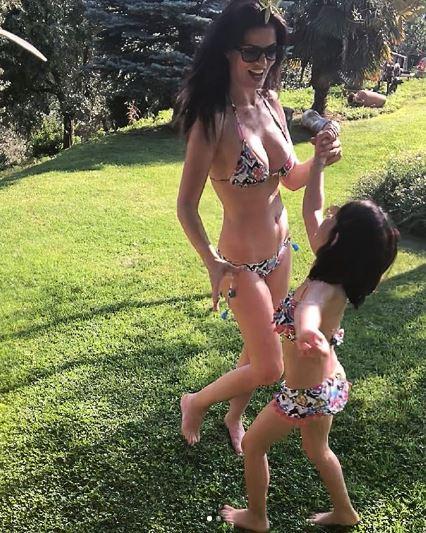 Laura Torrisi balla in bikini con la figlia