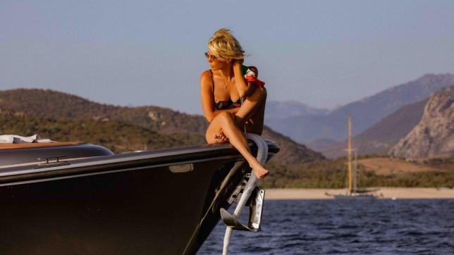 Maria De Filippi prende il largo: relax e tintarella in barca