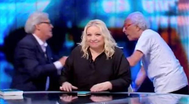 Vittorio Sgarbi e Giampiero Mughini, lite in studio a Stasera Italia: insulti e sediate