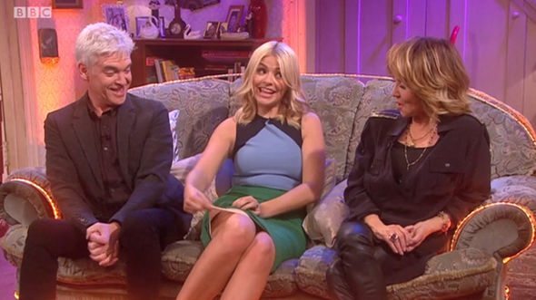 Holly Willoughby, ex modella di intimo alza la gonna in diretta tv