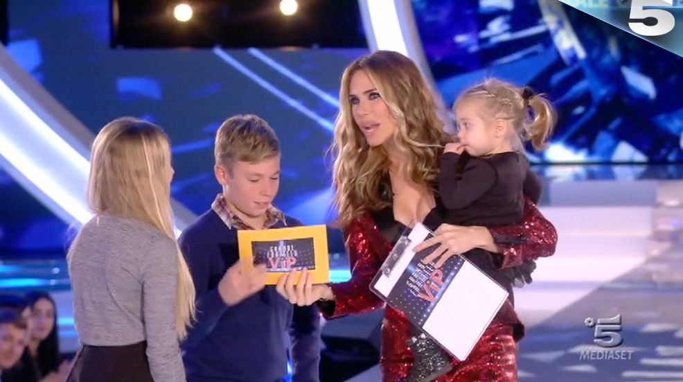 Sorpresa per Ilary Blasi, sul palco i figli: 