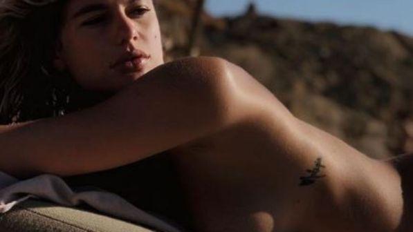 L?attrice Cristina Marino in topless a Mykonos con Luca Argentero