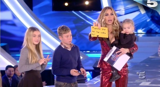 Sorpresa per Ilary Blasi, sul palco i figli avuti con Totti : 