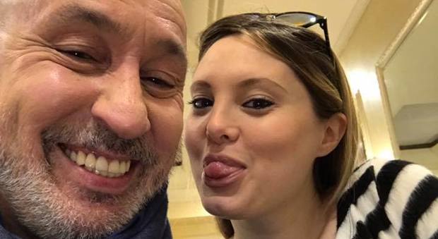 Maurizio Battista: «Io e Alessandra Moretti ci siamo lasciati». L'annuncio su Facebook