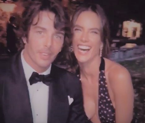 Alessandra Ambrosio mano nella mano con Niccolò Oddi a Milano