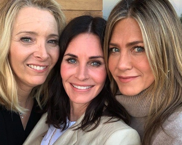 Monica di Friends compie 55 anni: selfie speciale con Rachel e Phoebe, fan impazziti