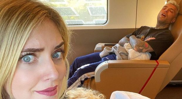 Chiara Ferragni e Fedez: lei lo fotografa mentre dorme a bocca aperta. E lo prende in giro sui social