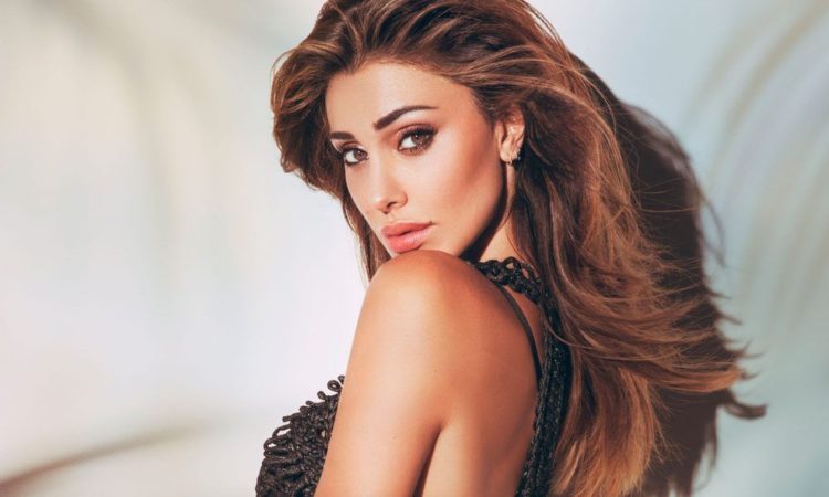 Belen Rodriguez festeggia per i dieci anni di carriera ma dimentica gli amici storici