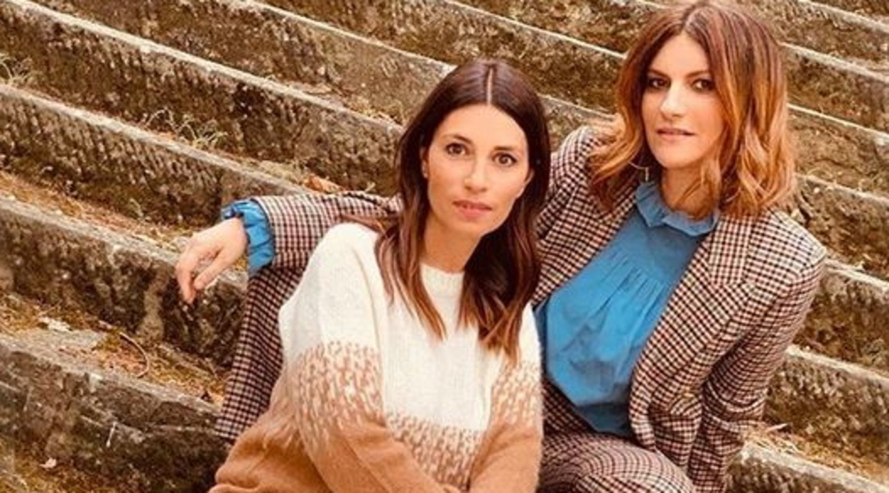Il colpo di testa di Laura Pausini: eccola bionda insieme alla sorella