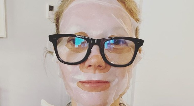 Ricrescita, pigiama e maschera per il viso: da Elena Santarelli a Gwyneth Paltrow, le vip in quarantena 
