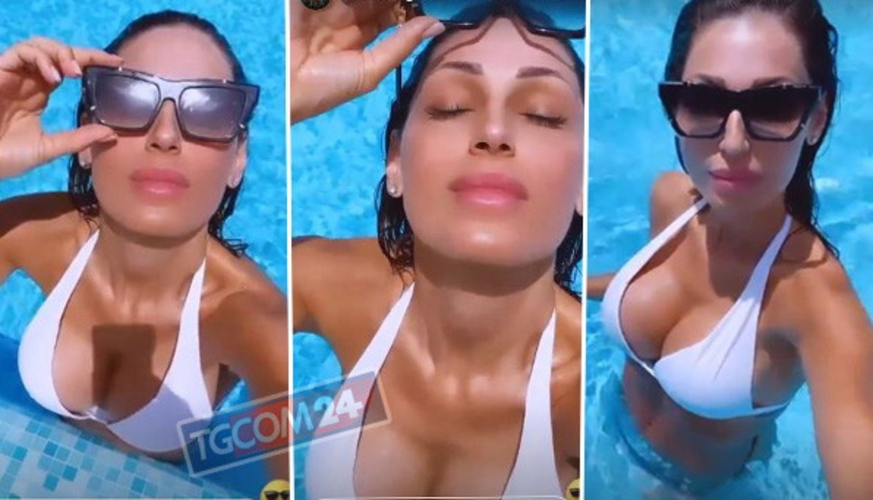 Anna Tatangelo sexy in bikini, il bagno in piscina è... bollente