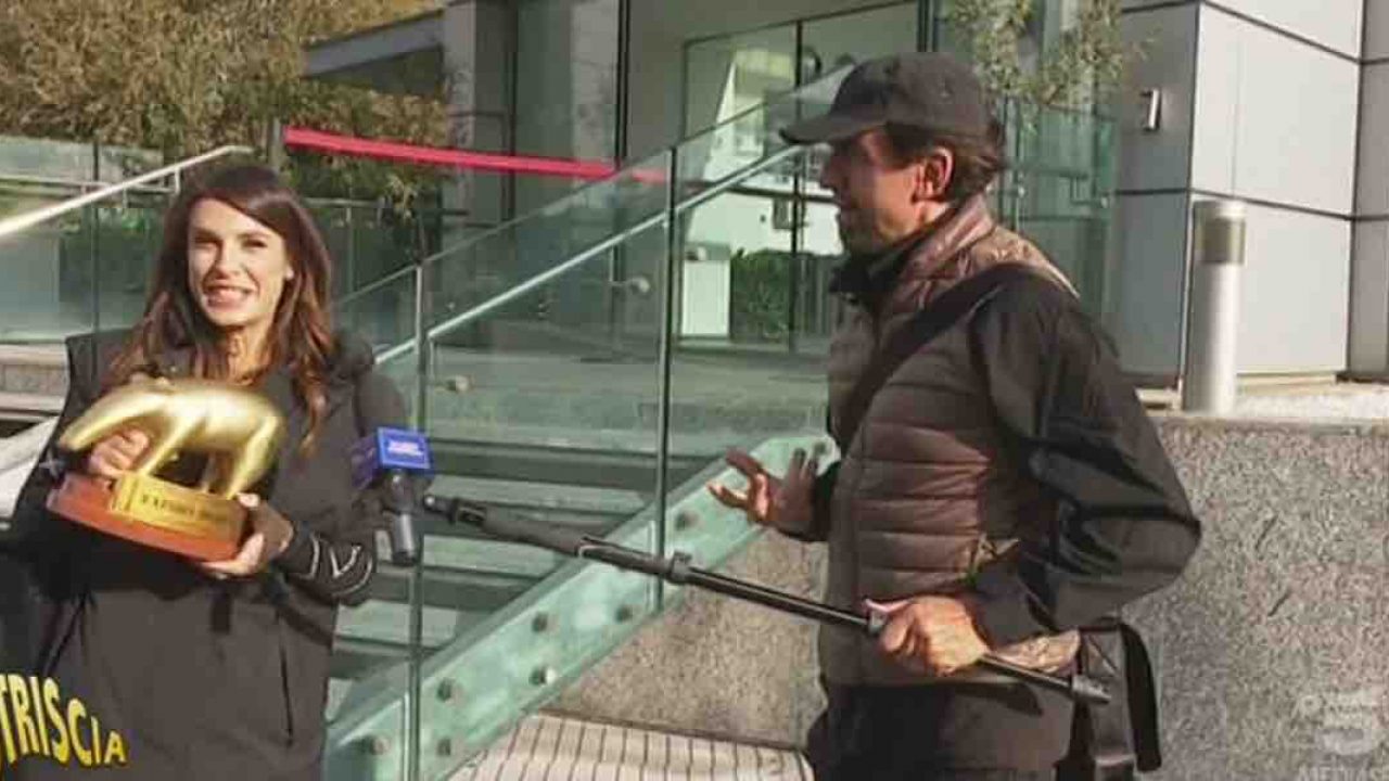 Elisabetta Canalis, la conduttrice riceve il tapiro da Staffelli: qual è il motivo?