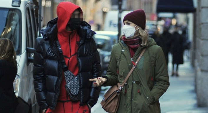 Martina Colombari sfida il freddo per una passeggiata in centro con il suo Achille