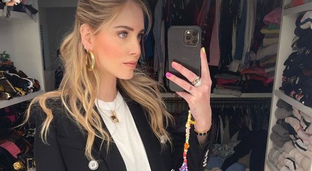 Chiara Ferragni e Fedez, lei vola a New York e si trasforma in Catwoman. Lui resta a Milano a fare il papà