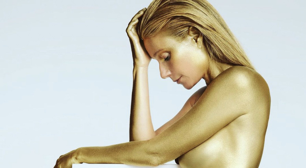 Gwyneth Paltrow a 50 anni è stupenda: gli scatti ricoperta di vernice dorata
