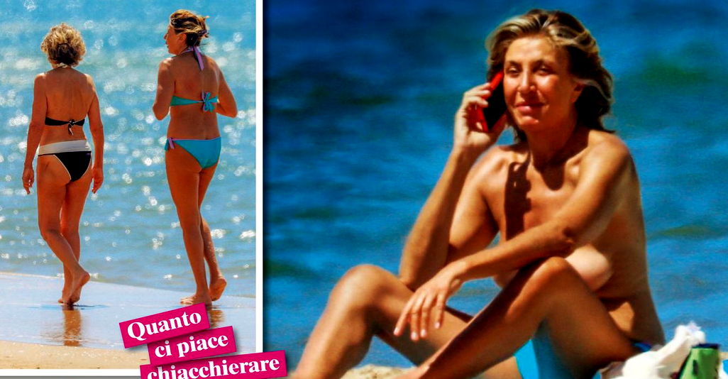 Myrta Merlino, topless al telefono in riva al mare: il primo sole della stagione dopo la festa di compleanno