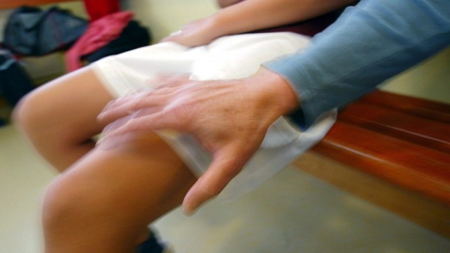 Massaggi hard negli spogliatoi: «Ci palpeggiava». Allenatore accusato da sette atlete minorenni