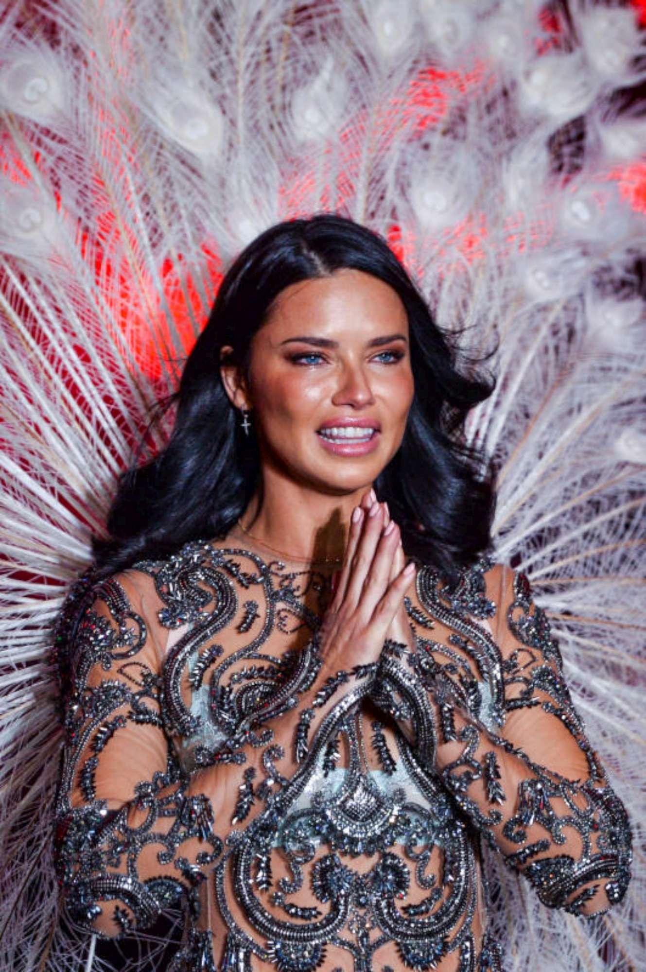 Adriana Lima in lacrime per l?ultimo... volo d?angelo