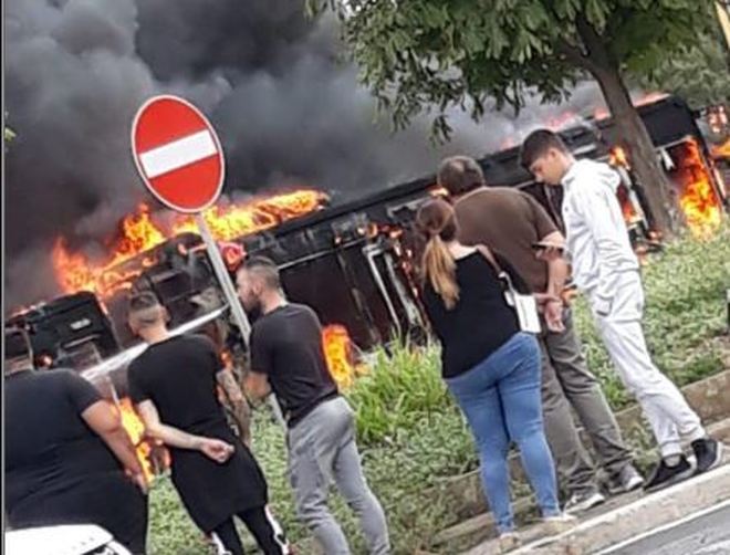 Roma, bus Atac in fiamme alla fermata: il mezzo aveva solo 6 anni