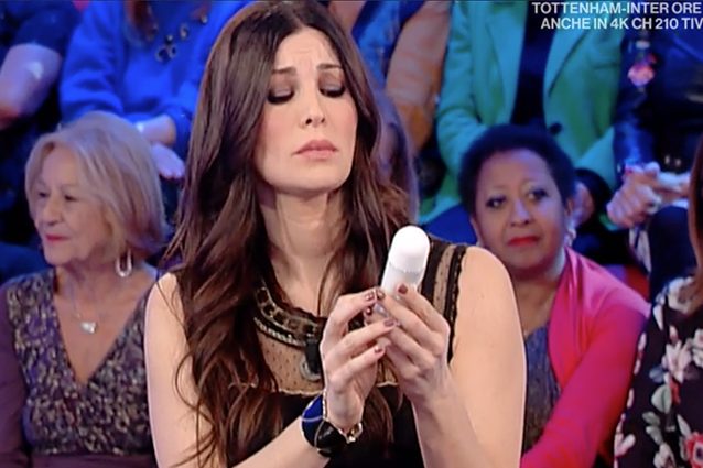 «Mi lavo, giuro, tutti i giorni», Manuela Arcuri in imbarazzo davanti a Caterina Balivo