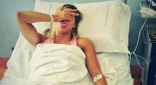 Giulia Calcaterra in ospedale: «Ho un buco sul malleolo». Cos'è successo all'ex velina