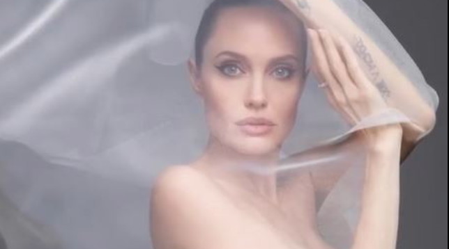 Angelina Jolie si mette 