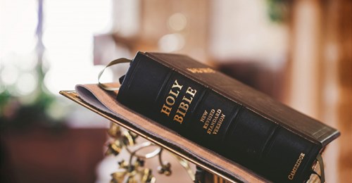Molti credono che, benché la Bibbia sia stata scritta dall’uomo, tutte le parole vengano dallo Spirito Santo e siano le parole di Dio. È corretto?