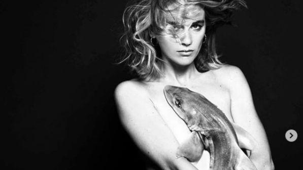 Cressida posa nuda, la ex di Harry per una campagna anti-pesca