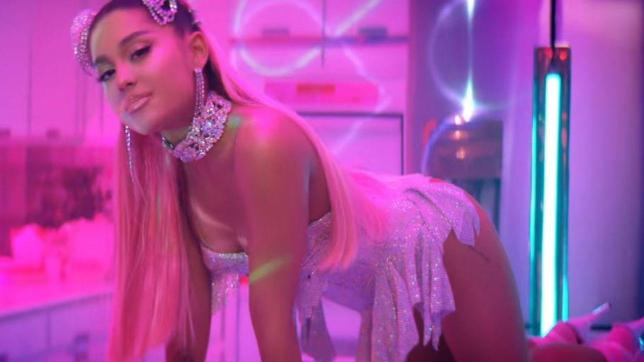 Ariana Grande tra Champagne e mise sexy fa baldoria con le amiche