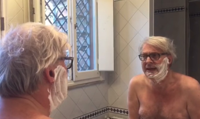 Vittorio Sgarbi e la lite: «Mughini voleva picchiarmi, ho preso la sedia per difendermi»