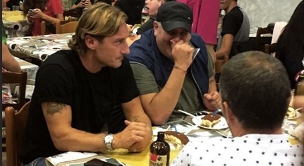 Francesco Totti e Ilary Blasi, festa di compleanno in pizzeria alla Pisana