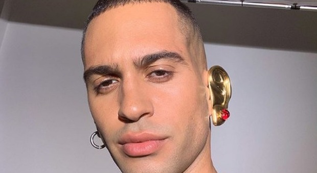 Mahmood ha un orecchio finto, d’oro